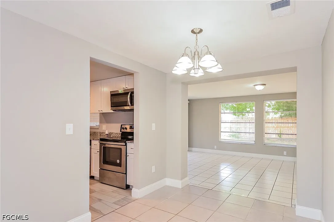 3 bed, 2.0 bath, 1400 sqft, $2,035 — Photo 4