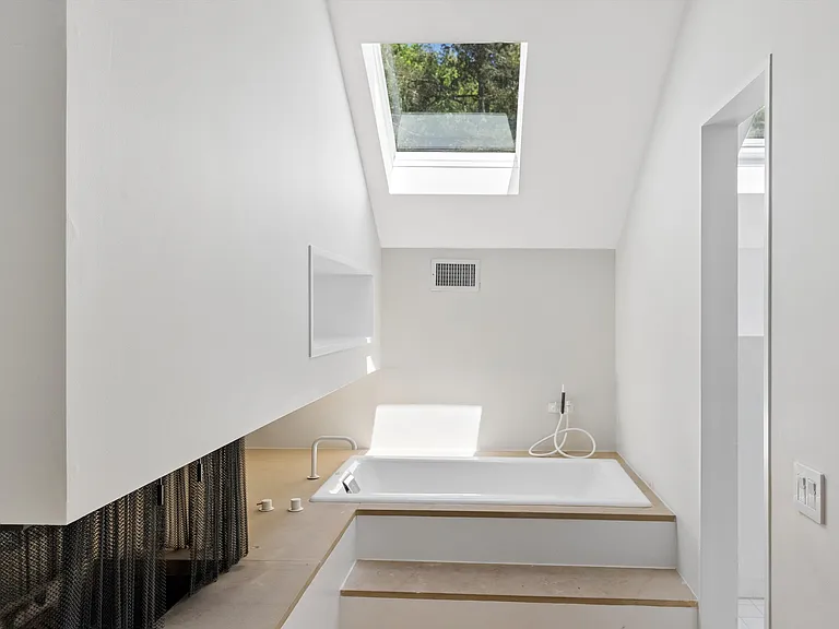 946 Ocean Rd — Photo 12