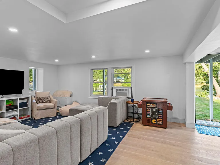 93 Riverside Dr — Photo 31