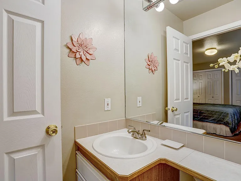 East Thomas Suites — Photo 16