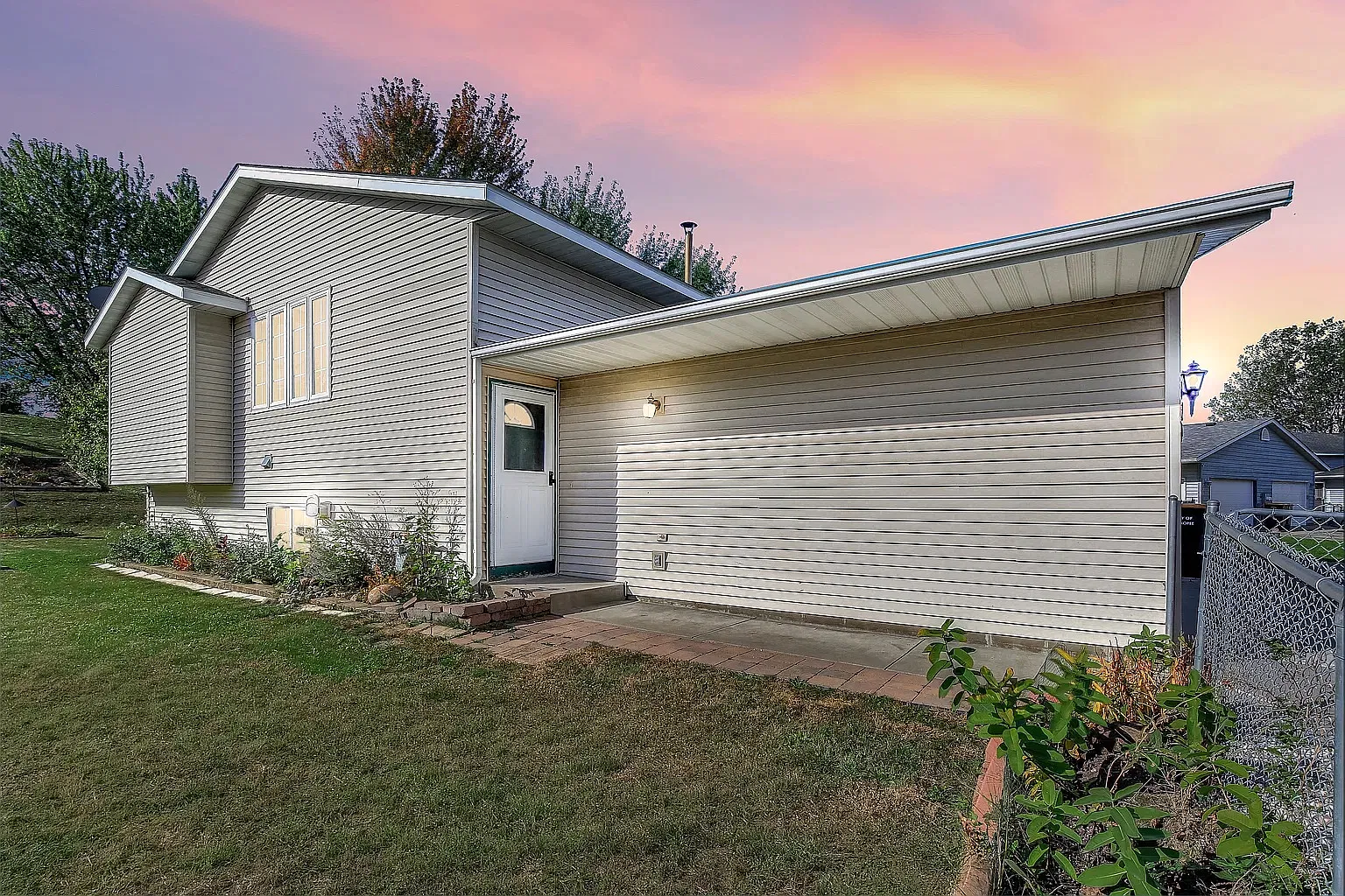 5 bed, 1538 sqft, $2,675 — Photo 3