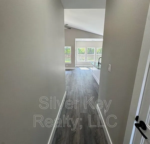 920 Stratford Ave — Photo 3