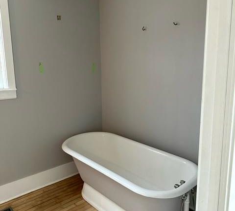 Full soaker tub.