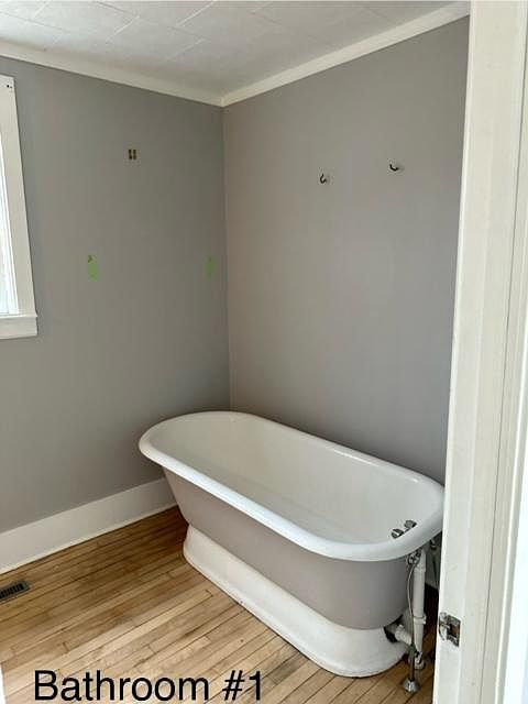 Full soaker tub.