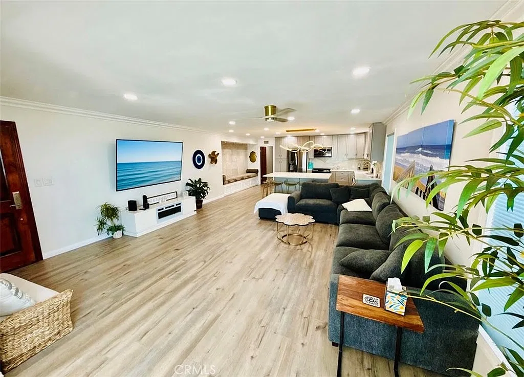 1174 E Ocean Blvd — Photo 4
