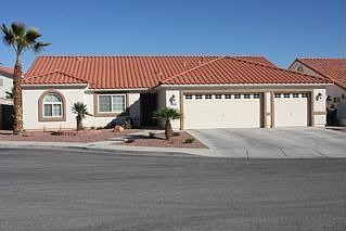 Beautiful Home w/ 3 car garage