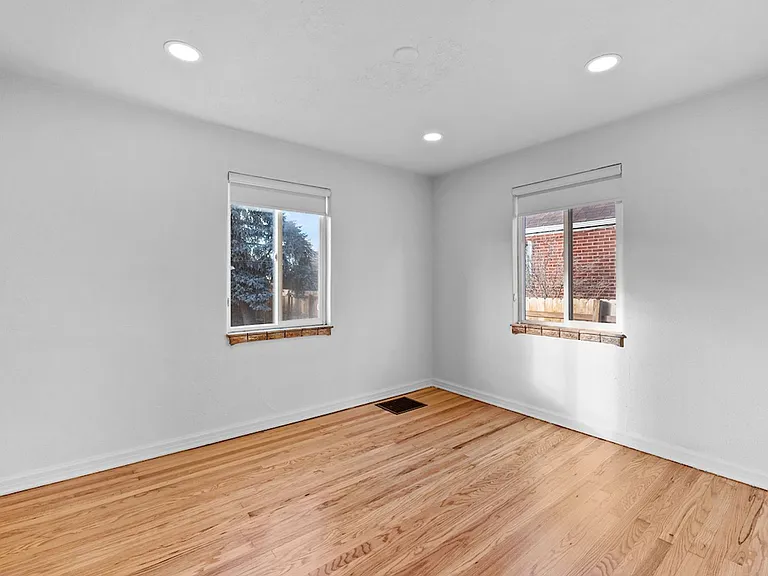 3085 N Clermont St — Photo 16