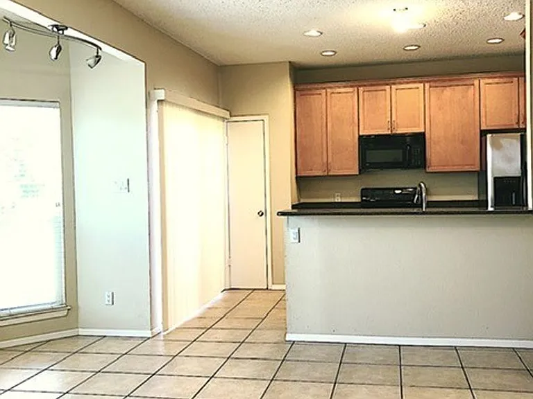 808 W 29th St #301 — Photo 10
