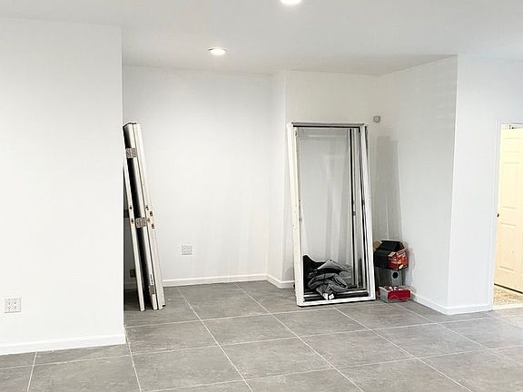 5th image of 1042 Washington Ave #G