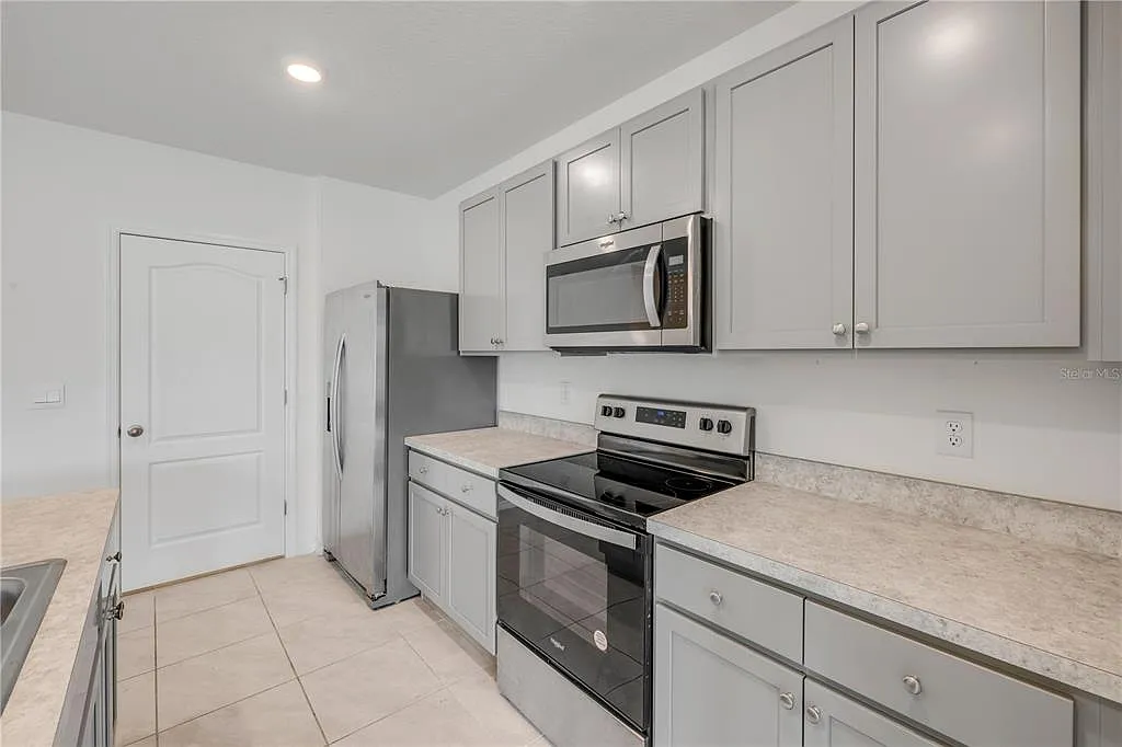 3 bed, 2.0 bath, 1690 sqft, $2,500 — Photo 2