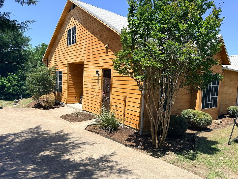 1st image of 305 Twin Lakes Dr