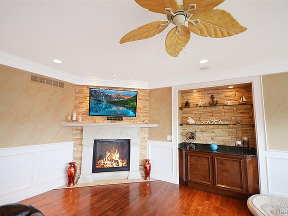 4th image of 38048 Huron Pointe Dr