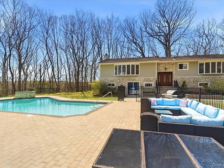 263 Oyster Bay Rd — Photo 37