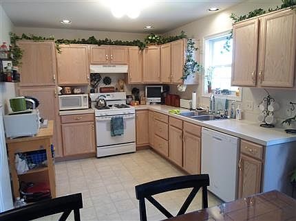 3rd image of 16 Clemens Dr