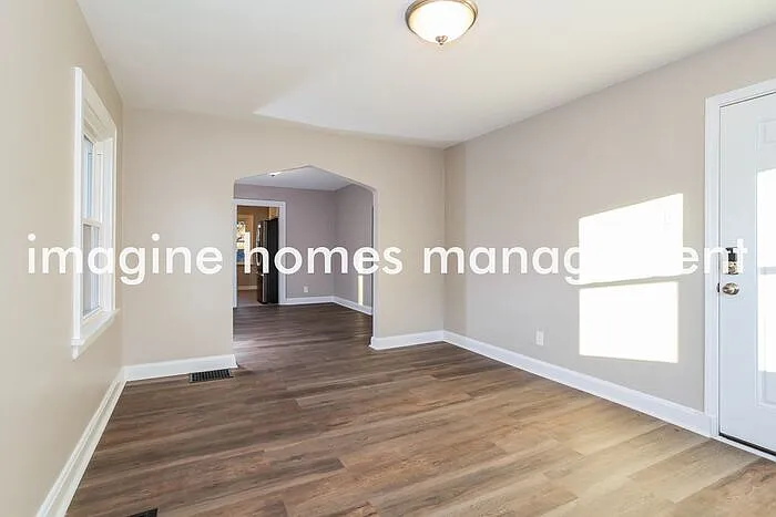 3 bed, 1.0 bath, 1296 sqft, $2,195 — Photo 3