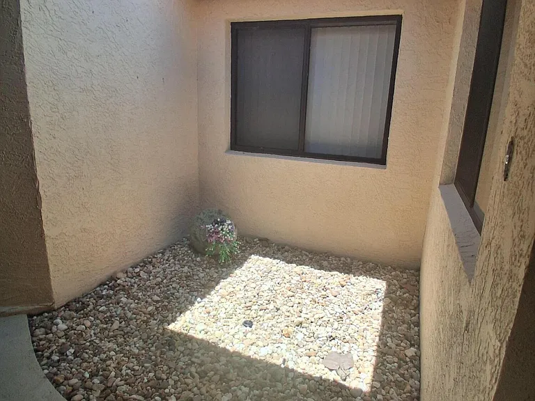 613 Manatee Dr — Photo 3