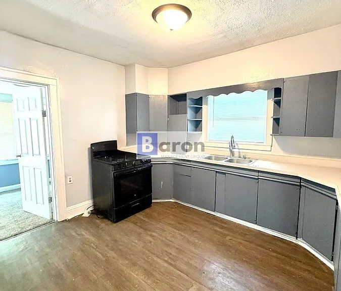 2408 Kenwood Ave — Photo 4