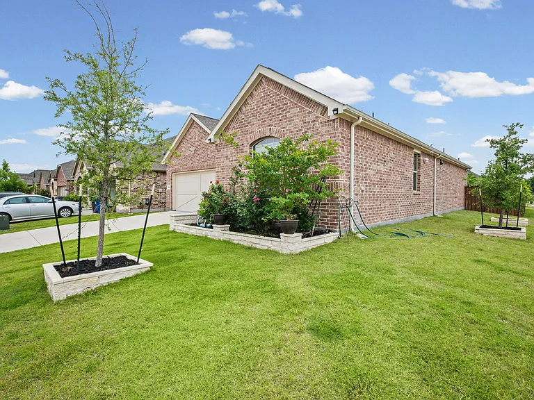 5948 Priory Dr — Photo 15
