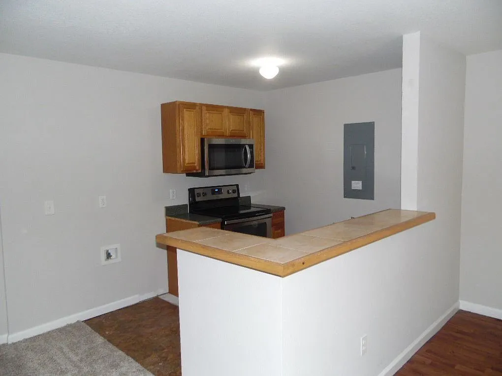 725 W Georgia — Photo 3
