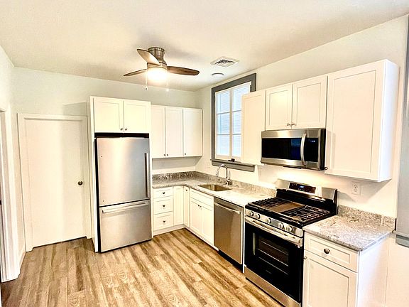 EAT IN KITCHEN & DINING ROOM