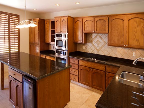 Kitchen. Wine cooler included