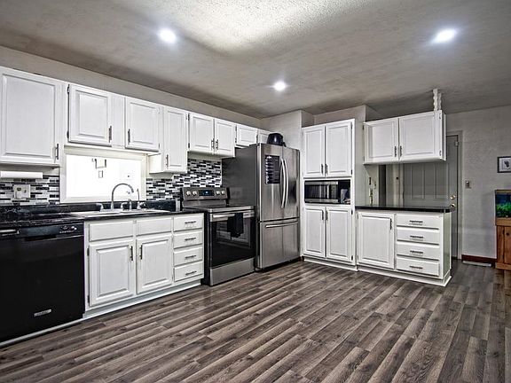 4th image of 2423 Frances Ave