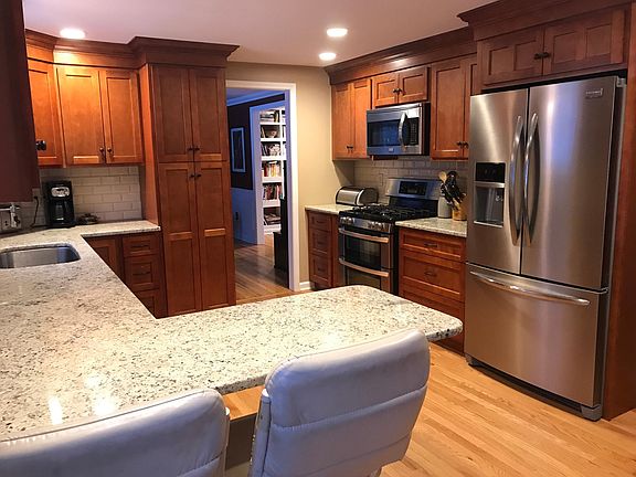 3rd image of 102 Aladdin Dr