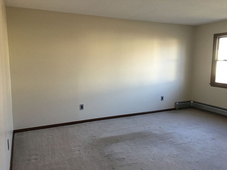 Living Room, 17'x12.5'