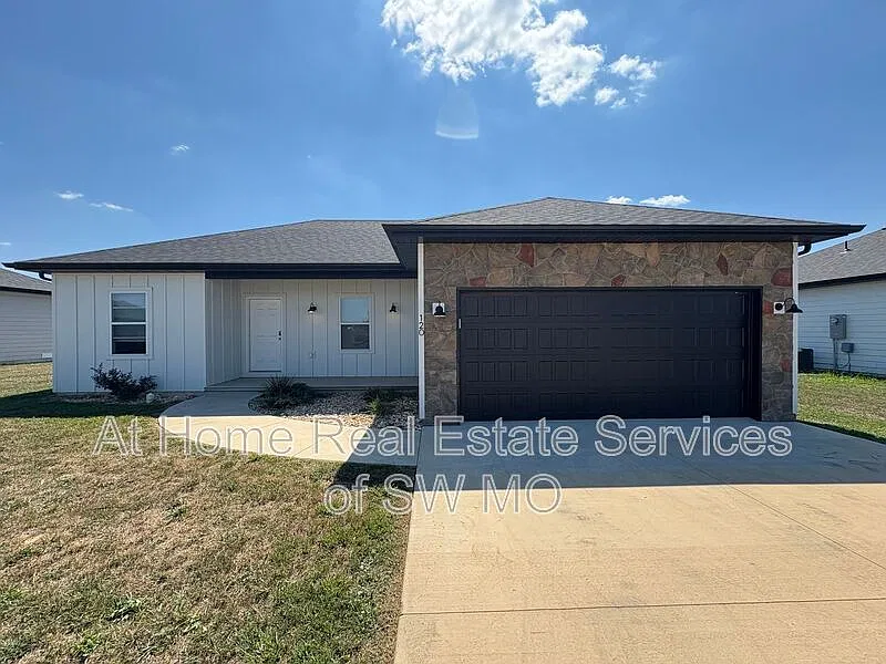 3 bed, 2.0 bath, $1,605 — Photo 1