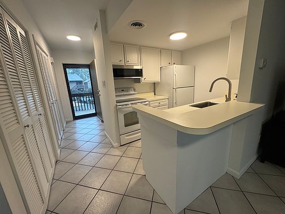 4th image of 800 Saint Andrews Dr #230