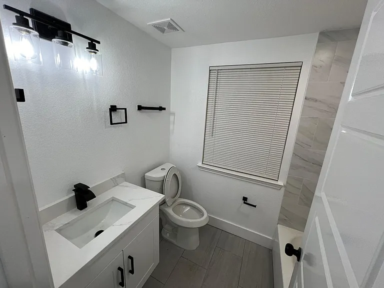1323 Claude St — Photo 4