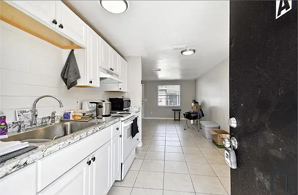 2 bed, 702 sqft, $1,900 — Photo 2