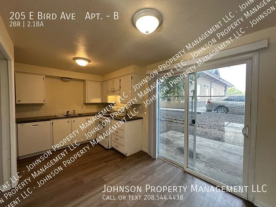 Cozy 2-Bedroom Townhome with Patio and Modern Flooring. — Photo 4