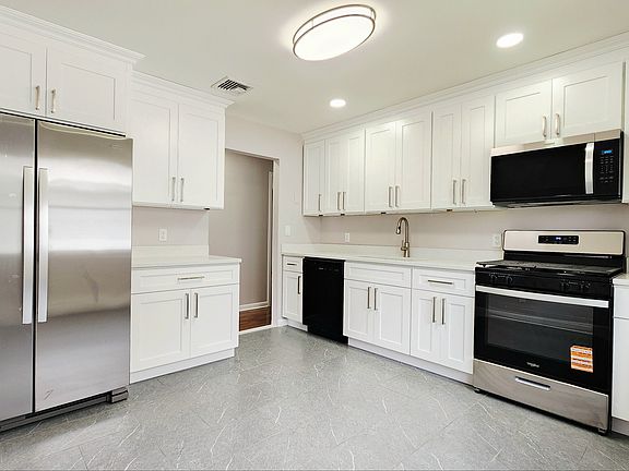 New Kitchen w/ SS Appliances