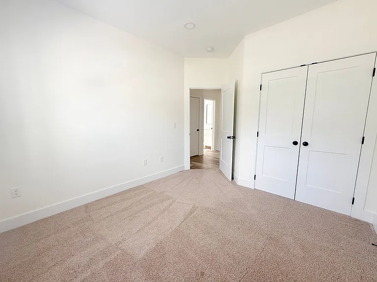 1403 Westbrook Cir — Photo 21