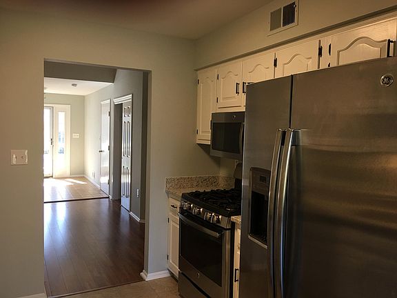 5th image of 18 Essex Dr