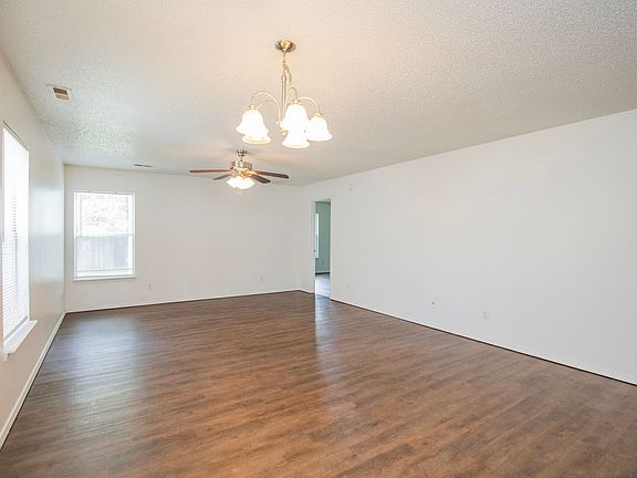 4th image of 2509 Parkcrest Dr
