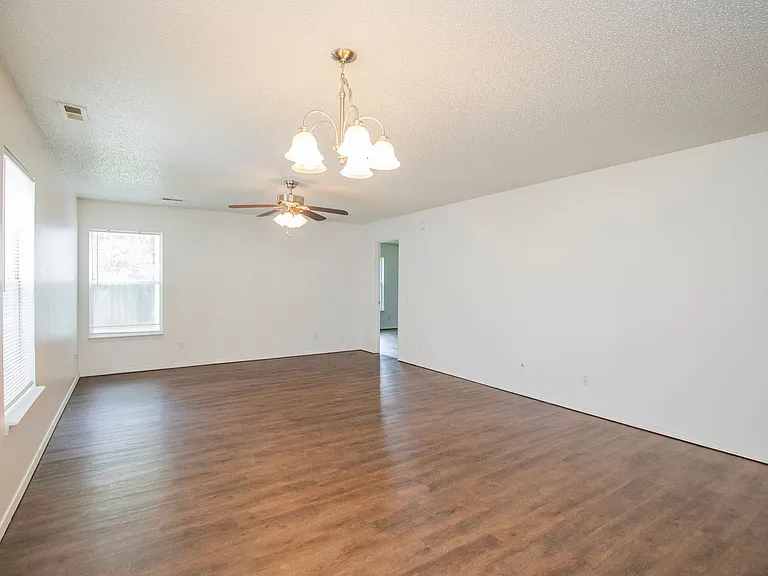 2509 Parkcrest Dr — Photo 4