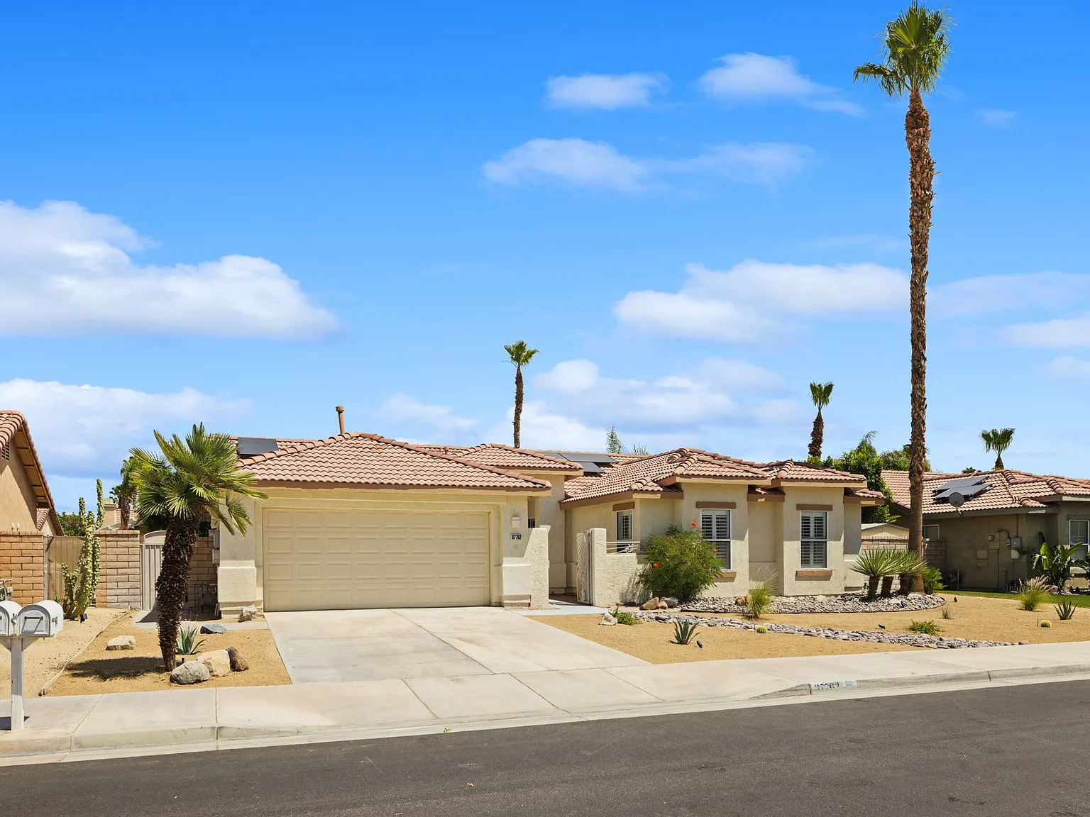 4 bed, 1724 sqft, $4,095 — Photo 2
