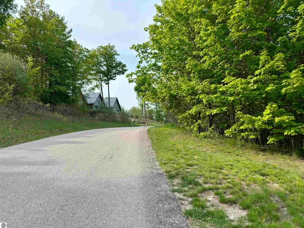 12 W Jefferson Ave, Suttons Bay, MI 49682