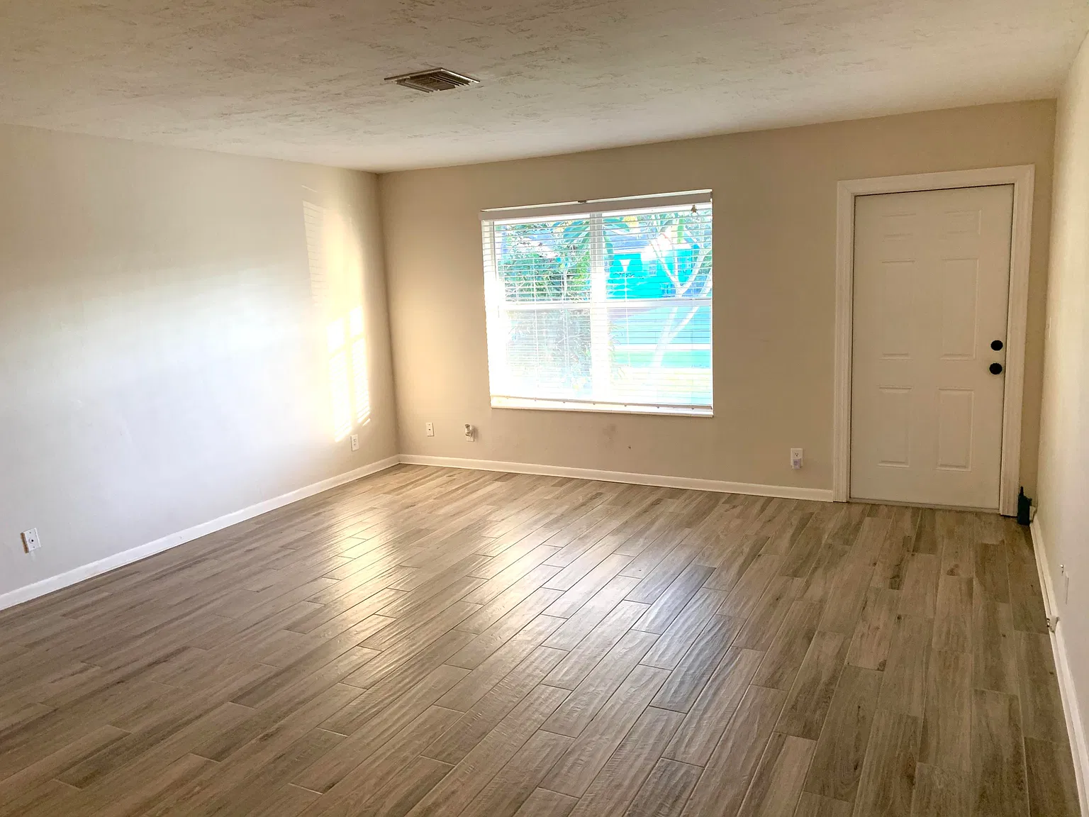 3 bed, 2.0 bath, 1592 sqft, $3,200 — Photo 4
