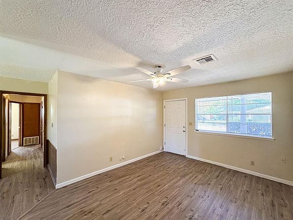 4th image of 1025 Montgomery Cir