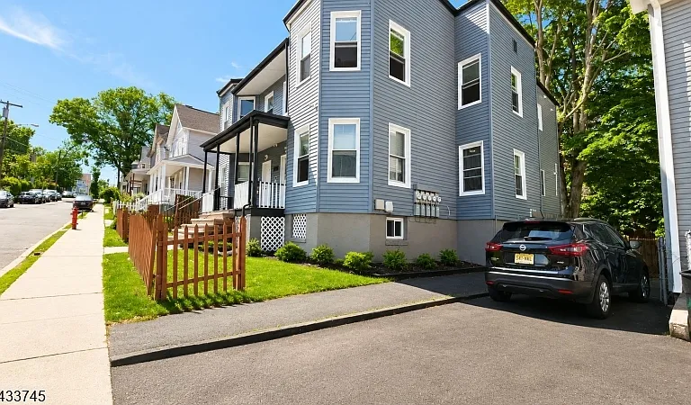 484 Lincoln Pl — Photo 1