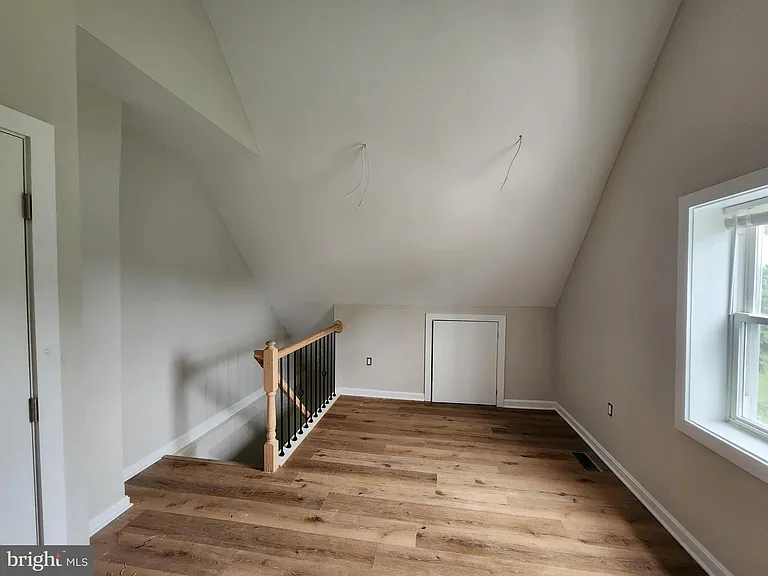 523 Wellesley St — Photo 11
