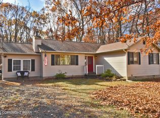 3282 Bluebird Dr, Bushkill, PA 18324
