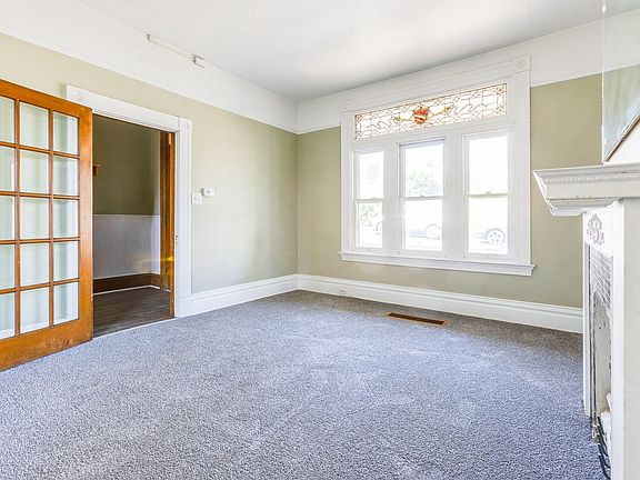 4th image of 15 Saint Thomas St S