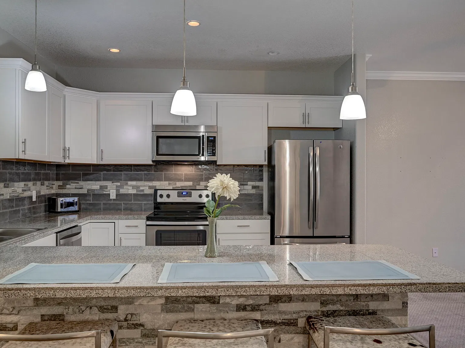 2 bed, 1222 sqft, $2,000 — Photo 2