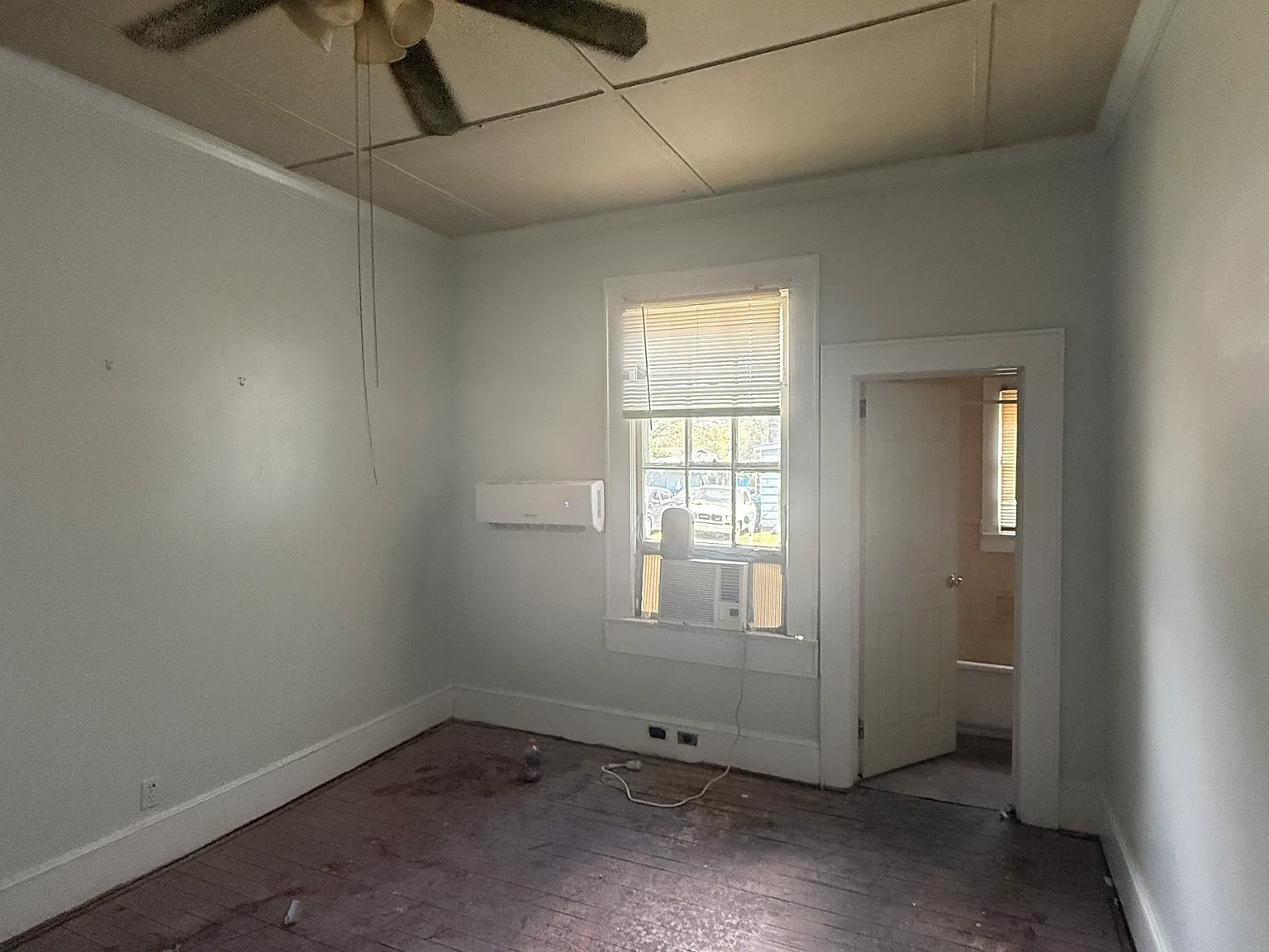 1 bed, 1.0 bath, 1307 sqft, $98,000 — Photo 2