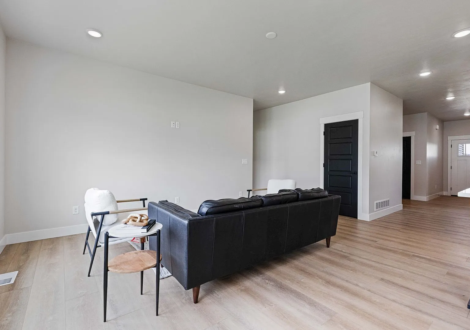 Modern 3 Bed 2 Bath Twin Home In Sugar City! — Photo 4