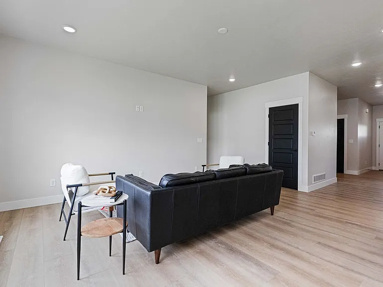 569 Idaho Ave — Photo 4